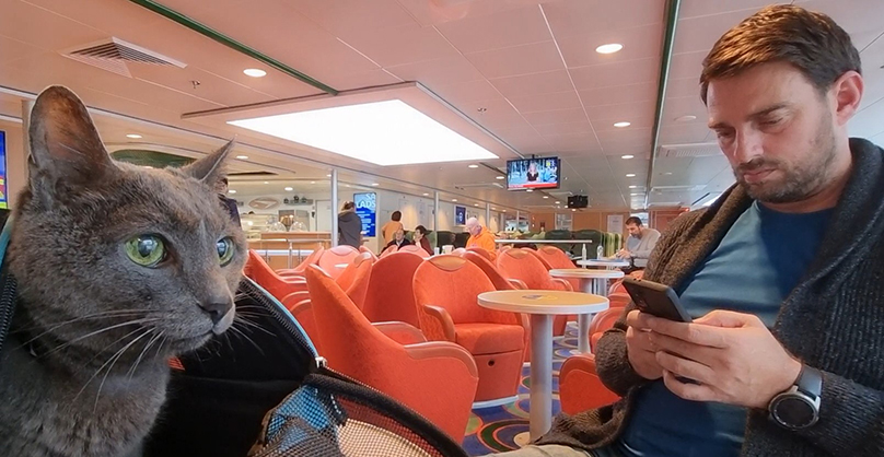 Pedro y Ra dentro del barco